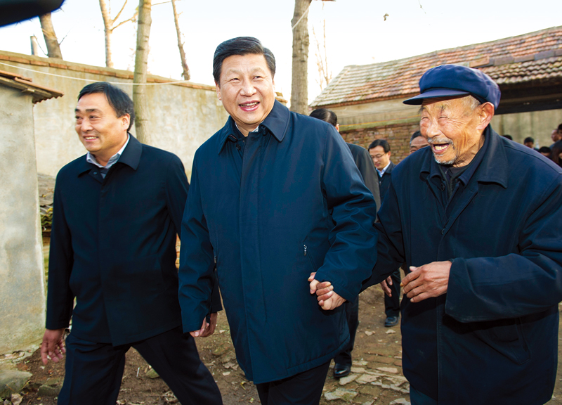 　2013年11月24日至28日，中共中央總書記、國家主席、中央軍委主席習(xí)近平在山東考察。 這是25日下午，習(xí)近平在地處沂蒙老區(qū)的臨沭縣曹莊鎮(zhèn)朱村親切地拉著83歲的“老支前”王克昌的手去他家看望。 新華社記者 謝環(huán)馳/攝