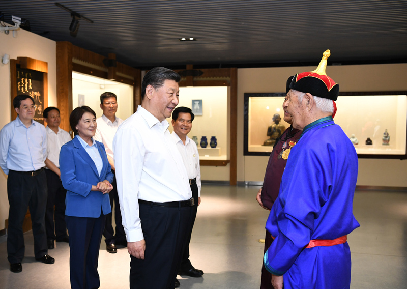 7月15日至16日，中共中央總書記、國家主席、中央軍委主席習近平在內(nèi)蒙古考察并指導開展“不忘初心、牢記使命”主題教育。這是15日上午，習近平在赤峰博物館同古典民族史詩《格薩（斯）爾》非物質(zhì)文化遺產(chǎn)傳承人親切交談。