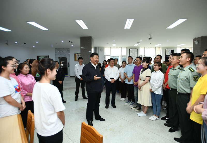 7月15日至16日，中共中央總書記、國家主席、中央軍委主席習近平在內(nèi)蒙古考察并指導開展“不忘初心、牢記使命”主題教育。這是16日上午，習近平在內(nèi)蒙古大學圖書館同學生們親切交談，勉勵他們志存高遠、腳踏實地、發(fā)奮圖強。