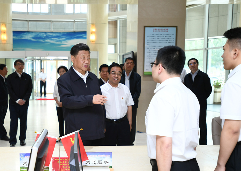 7月15日至16日，中共中央總書記、國家主席、中央軍委主席習近平在內(nèi)蒙古考察并指導開展“不忘初心、牢記使命”主題教育。這是16日上午，習近平在內(nèi)蒙古自治區(qū)自然資源廳自然資源政務大廳同工作人員交談，了解開展主題教育和落實便捷高效政務服務等情況。