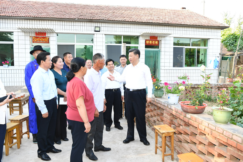 7月15日至16日，中共中央總書記、國家主席、中央軍委主席習近平在內(nèi)蒙古考察并指導開展“不忘初心、牢記使命”主題教育。這是15日下午，習近平在赤峰市喀喇沁旗河南街道馬鞍山村村民張國利家，同基層干部群眾代表親切交流。