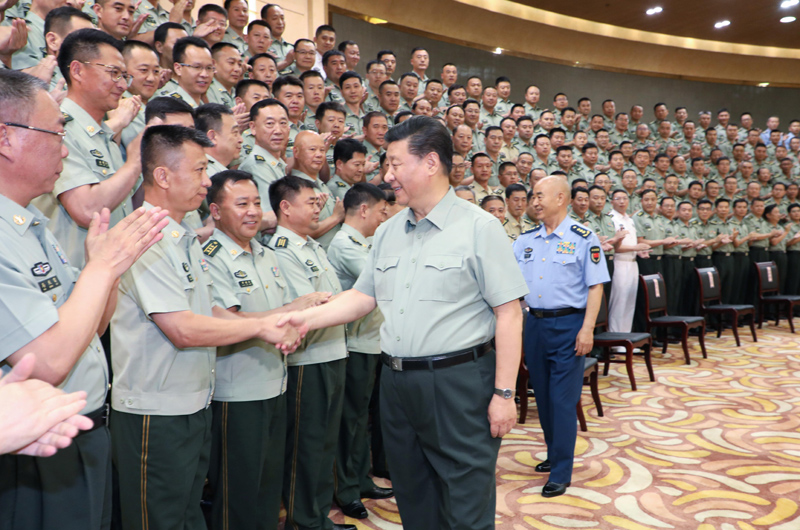 7月15日至16日，中共中央總書記、國家主席、中央軍委主席習近平在內(nèi)蒙古考察并指導開展“不忘初心、牢記使命”主題教育。這是16日上午，習近平在呼和浩特親切接見駐內(nèi)蒙古部隊副師職以上領導干部和團級單位主官，代表黨中央和中央軍委向駐內(nèi)蒙古部隊全體官兵致以誠摯問候。