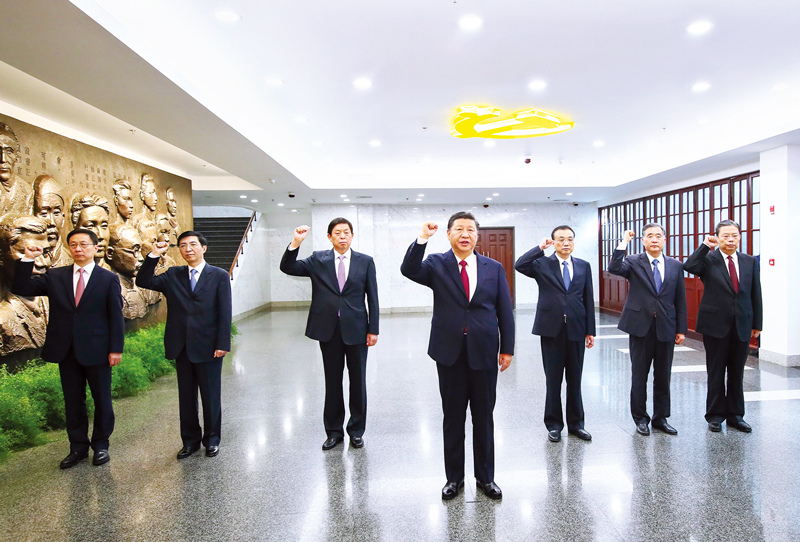 　2017年10月31日，中共中央總書記、國家主席、中央軍委主席習(xí)近平帶領(lǐng)中共中央政治局常委李克強(qiáng)、栗戰(zhàn)書、汪洋、王滬寧、趙樂際、韓正，瞻仰上海中共一大會址和浙江嘉興南湖紅船。這是31日上午，在上海中共一大會址紀(jì)念館，習(xí)近平帶領(lǐng)其他中共中央政治局常委同志一起重溫入黨誓詞。 新華社記者 蘭紅光/攝