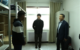 學校領(lǐng)導(dǎo)走訪慰問國際學生